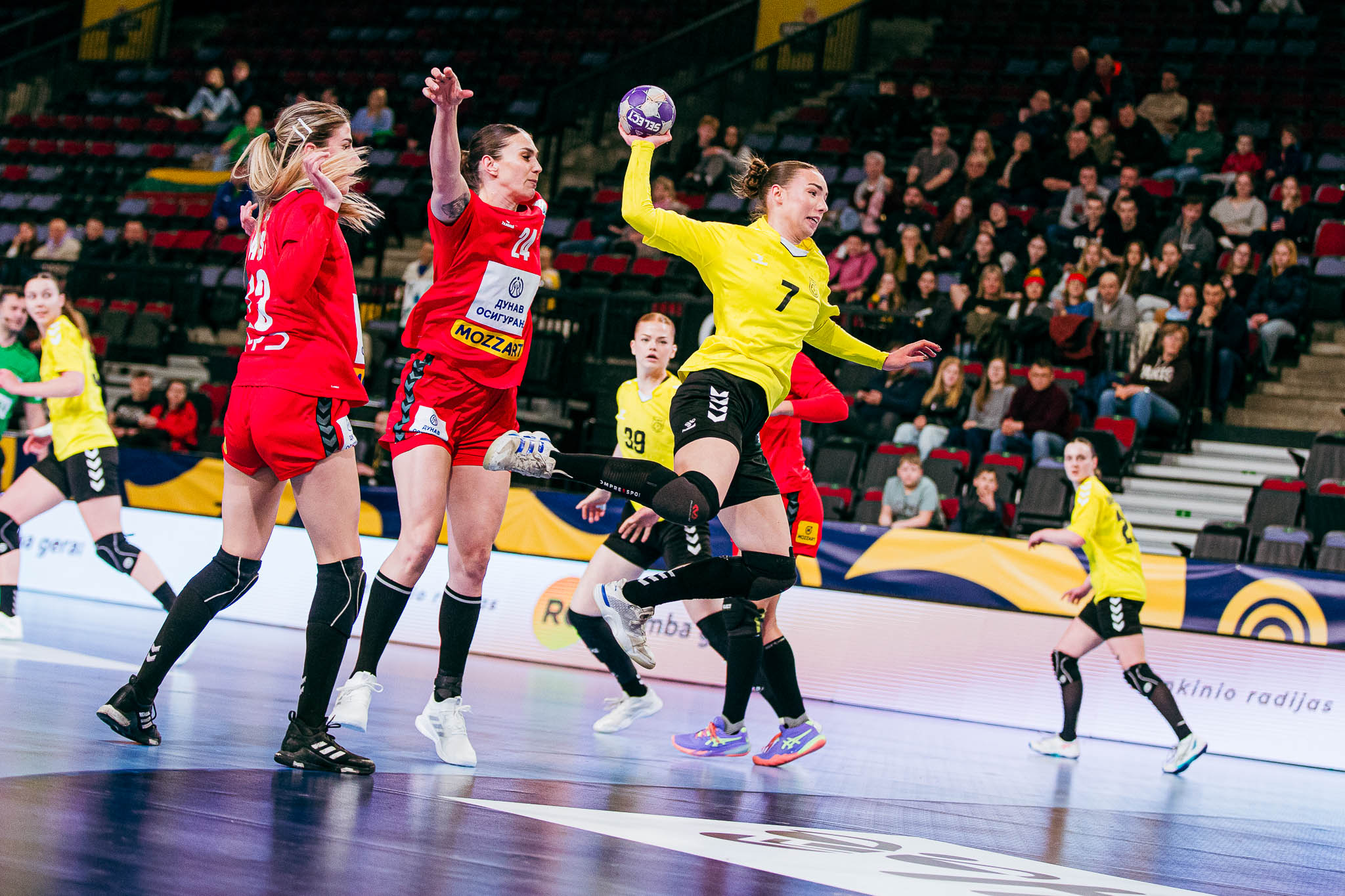 Lietuvos rankininkės po atkaklios kovos pralaimėjo Serbijos rinktinei 