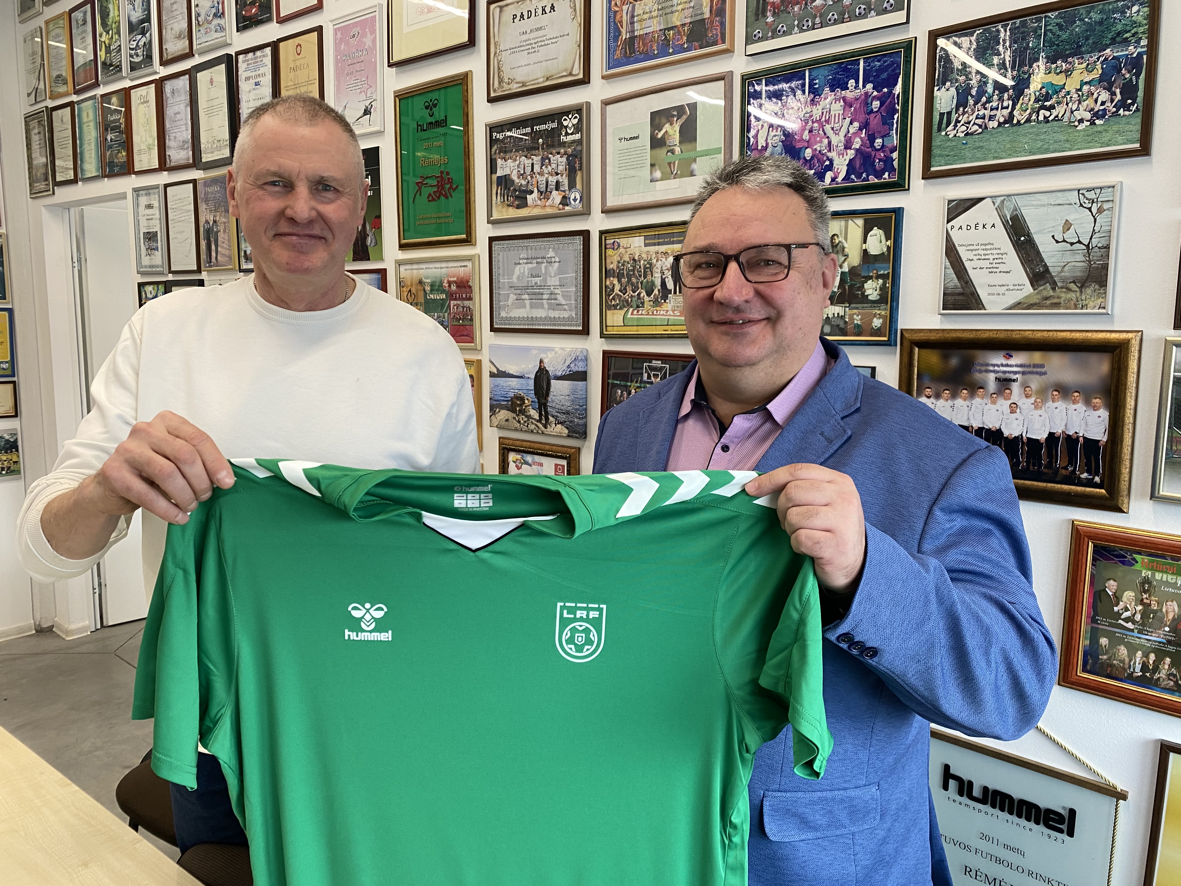 Lietuvos rinktinių rankininkai ir toliau vilkės „hummel“ marškinėlius